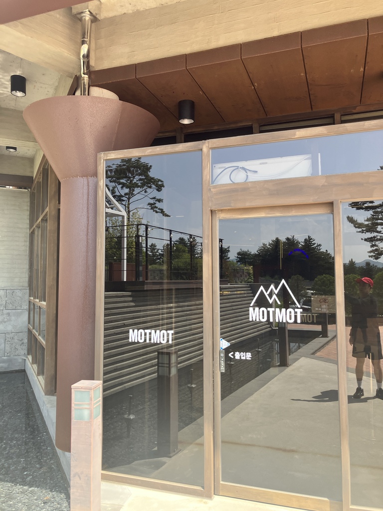 모토모토 카페 입구